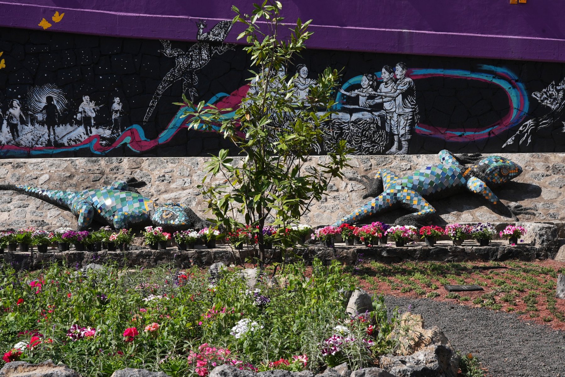 Tecuiches y mural del Jardín de Lluvia